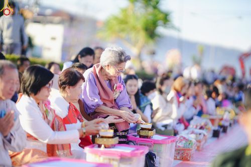 ภาพ No.106791:พิธีตักบาตรพระ ๒๐๐ รูป  "สร้างบุญใหญ่ ส่งท้ายปีเก่า ต้อนรับปีใหม่ ๒๕๖๗" วันอาทิตย์ที่ ๓๑ ธันวาคม ๒๕๖๖ ณ ถนนหน้าที่ว่าการอำเภอภูเรือ อำเภอภูเรือ จังหวัดเลย