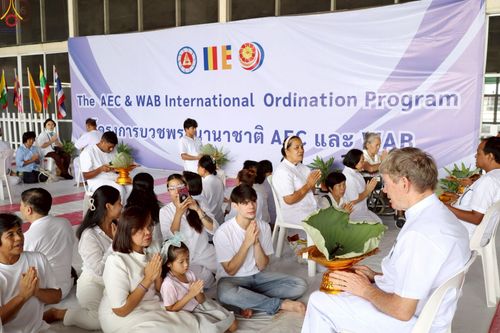 ภาพ No.230764:วันที่ 28 มิถุนายน พ.ศ. 2568 พิธีตัดปอยผมและปลงผม โครงการบวชพระนานาชาติ AEC & WAB รุ่นที่ 9 ณ วิหารคด 2 วัดพระธรรมกาย