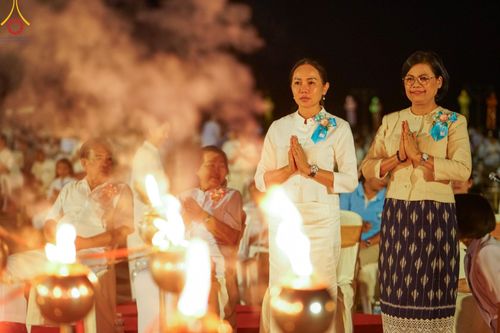 ภาพ No.175933:พิธีจุดประทีปโคมลาน, โคมลอยและลอยกระทง ถวายประทีปเป็นพุทธบูชา สร้างความสว่างไสวให้กับแผ่นดินด้วยแสงธรรม วันที่ 15 พฤศจิกายน พ.ศ. 2567 ณ พุทธอุทยานนานาชาติ อ.โพนพิสัย จ.หนองคาย