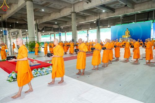 ภาพ No.145718:พิธีตักบาตรฉลองพระใหม่ รุ่นเข้าพรรษา ณ วิหารคด วัดพระธรรมกาย วันเสาร์ที่ 20 กรกฎาคม พ.ศ. 2567