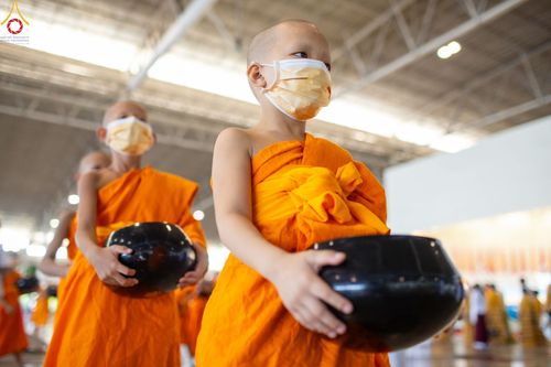 ภาพ No.86825:พิธีตักบาตร , พิธีบูชาข้าวพระ , พิธีจุดเทียนใจ ไฟนิรันดร์ อนันตชัย ในวันอาทิตย์ต้นเดือน 3 กันยายน พ.ศ. 2566 ณ วัดพระธรรมกาย