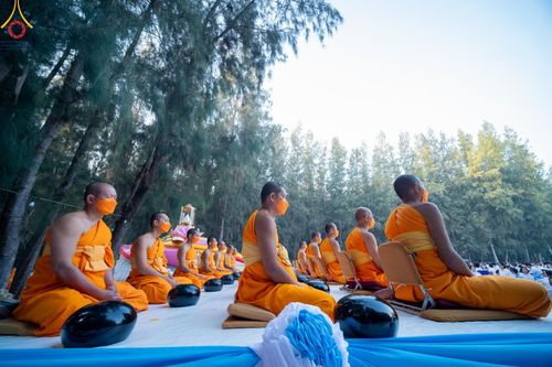 ภาพ No.107522:พิธีตักบาตรพระธรรมยาตราฯ ในโครงการธรรมยาตรากตัญญูบูชา มหาปูชนียาจารย์ พระมงคลเทพมุนี(สด จนฺทสโร) พระผู้ปราบมาร ปีที่ 12 ณ อนุสรณ์สถานมหาวิหารพระมงคลเทพมุนี อ.สองพี่น้อง จ.สุพรรณบุรี วันที่ 7 มกราคม พ.ศ. 2567