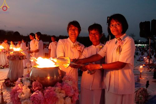 ภาพ No.129592:พิธีจุดประทีป 10,000 ดวง น้อมถวายเป็นพุทธบูชา ณ มหารัตนเจดีย์สิริปทุมสวรรค์ (เจดีย์อริยพุทธะ 5 พระองค์) ศูนย์ปฏิบัติธรรมภาคใต้ อ.บางกล่ำ จ.สงขลา  วันที่ 10 มีนาคม พ.ศ. 2567