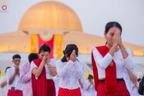 ภาพ No.121960:พิธีจุดประทีปถวายเป็นพุทธบูชา และบูชาธรรมมหาปูชนียาจารย์ พระมงคลเทพมุนี(สด จนฺทสโร) ในโครงการธรรมยาตรา กตัญญูบูชา มหาปูชนียาจารย์ พระมงคลเทพมุนี(สด จนฺทสโร) พระผู้ปราบมาร อนุสรณ์สถาน 7 แห่ง ปีที่ 12 วันที่ 31 มกราคม พ.ศ. 2567 ณ วัดพระธรรมกาย จ.ปทุมธานี