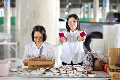 ภาพ No.239969:วันที่ 20-23 สิงหาคม พ.ศ. 2568 การเตรียมงานวันธรรมชัย ใส่ถ่านประทีป LED ที่วิหารคด 7 และ 25 วัดพระธรรมกาย