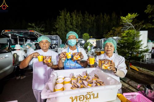 ภาพ No.189400:พิธีถวายภัตตาหารเป็นสังฆทาน แด่พระธรรมยาตรา ในโครงการธรรมยาตรา กตัญญูบูชา มหาปูชนียาจารย์ พระมงคลเทพมุนี(สด จนฺทสโร) พระผู้ปราบมาร อนุสรณ์สถาน 7 แห่ง ปีที่ 13 ณ อนุสรณ์สถานมหาวิหารพระมงคลเทพมุนี (โลตัสแลนด์) อ.สองพี่น้อง จ.สุพรรณบุรี วันที่ 5 มกราคม 2568