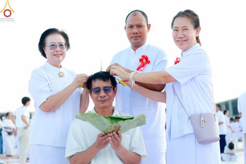 ภาพ No.179982:พิธีปลงผมนาคธรรมทายาท ในโครงการอุปสมบทหมู่ บูชาธรรมมหาปูชนียาจารย์ (ศูนย์อบรมวัดพระธรรมกาย) วันที่ 1 ธันวาคม พ.ศ. 2567 ณ ลานธรรมหารัตนวิหารคด วัดพระธรรมกาย จ.ปทุมธานี