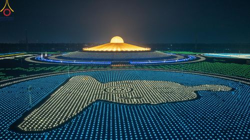 ภาพ No.59865:คณะสงฆ์และสาธุชนร่วมใจกัน สวดมนต์บทธัมมจักกัปปวัตนสูตร ครบ 6,315,808,080 จบ และจุดประทีปแปรอักษร ถวายเป็นพุทธบูชา เนื่องในวาระ "ฉลองอายุวัฒนมงคล 80 ปี หลวงพ่อธัมมชโย" ณ ลานธรรม มหารัตนวิหารคด วัดพระธรรมกาย