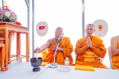 ภาพ No.135456:พิธีเจริญพระพุทธมนต์สมโภช แก้วบรมจักรพรรดิรัตนอนันต์ สถาปนาอาคารปฏิบัติธรรม แก้วธรรมชัยรัตนอนันต์ บูชาธรรมเนื่องในโอกาสอายุวัฒนมงคล 80 ปี หลวงพ่อธัมมชโย (22 เมษายน พ.ศ. 2567) วันพุธที่ 3 เมษายน พ.ศ. 2567 ณ วัดพระธรรมกายเทนเนสซี ประเทศสหรัฐอเมริกา
