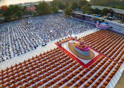 ภาพ No.111999:พิธีจุดประทีปถวายเป็นพุทธบูชา และบูชาธรรมมหาปูชนียาจารย์ พระมงคลเทพมุนี(สด จนฺทสโร) ในโครงการธรรมยาตรา กตัญญูบูชา มหาปูชนียาจารย์ พระมงคลเทพมุนี(สด จนฺทสโร) พระผู้ปราบมาร อนุสรณ์สถาน 7 แห่ง ปีที่ 12 วันที่ 14 มกราคม พ.ศ. 2567 ณ วัดสองพี่น้อง อ.สองพี่น้อง