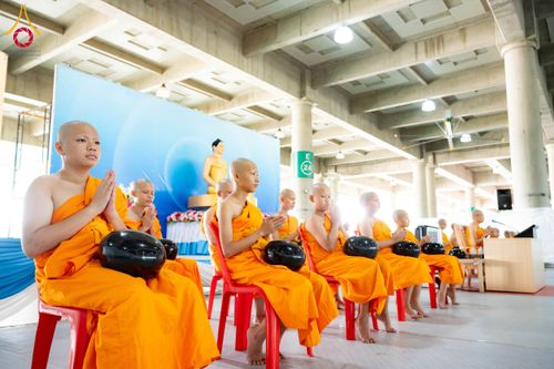 ภาพ No.145646:พิธีตักบาตรโครงการบรรพชาสามเณร โรงเรียนนานาชาติ รุ่นที่ 13 ณ มหารัตนวิหารคด 9 วัดพระธรรมกาย วันเสาร์ที่ 20 กรกฎาคม พ.ศ. 2567