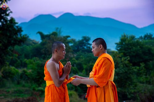 ภาพ No.101569:พิธีขอขมาและมอบผ้าไตร ในโครงการอุปสมบทบูชาธรรม มหาปูชนียาจารย์ พ.ศ. 2566 ณ ธุดงคสถานลำพูน ต.เหล่ายาว อ.บ้านโฮ่ง จ.ลำพูน  วันที่ 7 ธันวาคม พ.ศ. 2566