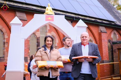 ภาพ No.175313:พิธีทอดกฐิน วัดพระธรรมกายแมนเชสเตอร์ เอดจลีย์ สต็อคพอร์ต ประเทศอังกฤษ ในโครงการกฐินสามัคคีทั่วไทย 30,000 วัด บูชาธรรม 80 ปี หลวงพ่อธัมมชโย โดยคณะศิษยานุศิษย์วัดพระธรรมกาย วันที่ 10 พฤศจิกายน พ.ศ. 2567