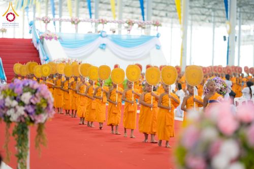 ภาพ No.237426:วันอาทิตย์ที่ 10 สิงหาคม พ.ศ.2568 พิธีมอบใบประกาศเกียรติคุณ โครงการสอบบาลี "ฉลองแชมป์" บูชาธรรม 80 ปี หลวงพ่อธัมมชโย ประจำปี 2568 และ พิธีมอบดวงแก้วสามเณรทรงบาลีไวยากรณ์ ณ สภาธรรมกายสากล วัดพระธรรมกาย ปทุมธานี