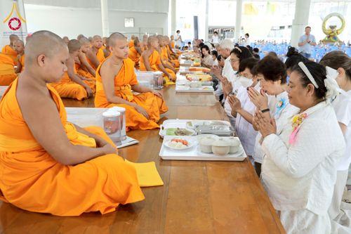 ภาพ No.226514:วันที่ 26 พฤษภาคม พ.ศ. 2568 พิธีบุพเปตพลี ครั้งที่ 164 ร่วมอุทิศบุญแด่หมู่ญาติที่ล่วงลับไปแล้ว และสืบทอดอายุพระพุทธศาสนา ณ หอฉันคุณยายอาจารย์ฯ วัดพระธรรมกาย