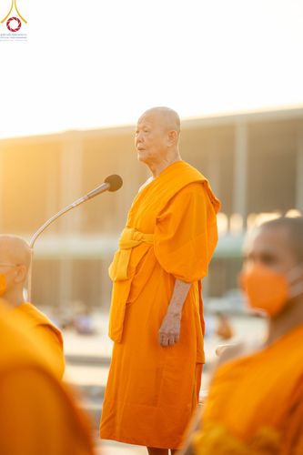 ภาพ No.102262:พระธรรมทายาทในโครงการอุปสมบทหมู่ บูชาธรรมมหาปูชนียาจารย์ ร่วมปฏิบัติธรรม ถ่ายภาพหมู่ประวัติศาสตร์ และรับฟังโอวาทจากหลวงพ่อทัตตชีโว ณ ลานธรรม พระมหาธรรมกายเจดีย์ วัดพระธรรมกาย วันที่ 15 ธันวาคม พ.ศ. 2566
