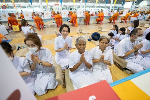 ภาพ No.85349:พิธีถวายมหาสังฆทานคณะสงฆ์ 2000 กว่าวัดทั่วประเทศปีที่ 23, พิธีถวายไทยธรรมคณะสงฆ์ 323 วัด 4 จังหวัดชายแดนภาคใต้, พิธีมอบปัจจัยช่วยเหลือครู 4 จังหวัดชายแดนภาคใต้ ณ สภาธรรมกายสากล วัดพระธรรมกาย ในวันสมาธิโลก อาทิตย์ที่ 6 สิงหาคม พ.ศ. 2566