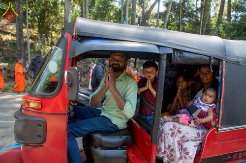 ภาพ No.225639:วันที่ 5 พฤษภาคม พ.ศ. 2568 พิธีบิณฑบาตรอบเมืองนูวราอิลิย่า ฉลองเทศกาลวิสาขบูชา แห่งชาติประเทศศรีลังกา