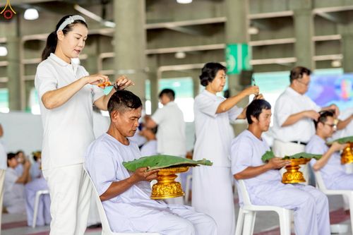ภาพ No.248586:วันที่ 28 กันยายน พ.ศ. 2568 พิธีตัดปอยผม และปลงผม โครงการอุปสมบทบูชาธรรม 141 ปี พระมงคลเทพมุนี ณ วิหารคด วัดพระธรรมกาย