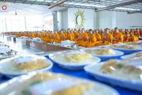 ภาพ No.205668:พิธีสวดพระพุทธมนต์ และถวายภัตตาหารเมนูสวรรค์แด่พระภิกษุ สามเณร วันจันทร์ที่ 3 กุมภาพันธ์ พ.ศ. 2568 ณ หอฉันคุณยายอาจารย์ฯ วัดพระธรรมกาย