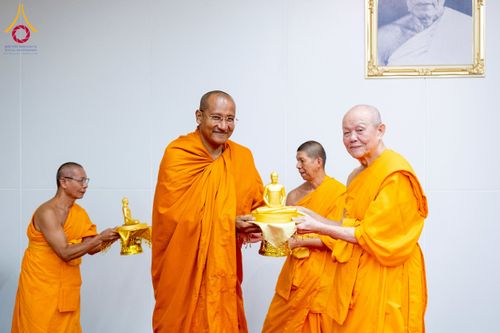 ภาพ No.222362:วันที่ 21 เมษายน พ.ศ. 2568 หลวงพ่อทัตตชีโวต้อนรับคณะสงฆ์ WAB ณ อาคาร 100 ปี คุณยายมหารัตนอุบาสิกาจันทร์ ขนนกยูง วัดพระธรรมกาย