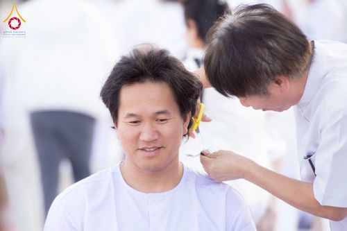 ภาพ No.274736:วันอาทิตย์ที่ 30 พฤศจิกายน พ.ศ. 2568 พิธีปลงผม โครงการอุปสมบทบูชาธรรมมหาปูชนียาจารย์ ปี 2568 ณ ลานธรรมพระมหาธรรมกายเจดีย์ ฝั่งทิศตะวันตก ระหว่างวิหารคดหมายเลข 8 และ 9 วัดพระธรรมกาย