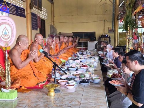 ภาพ No.168269:พิธีทอดกฐิน ณ วัดถนนโค้ง จ.ลพบุรี ในโครงการกฐินสามัคคีทั่วไทย 30,000 วัด บูชาธรรม 80 ปี หลวงพ่อธัมมชโย โดยคณะศิษยานุศิษย์วัดพระธรรมกาย วันที่ 20 ตุลาคม พ.ศ. 2567