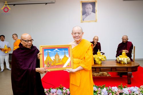 ภาพ No.222645:วันที่ 23 เมษายน พ.ศ. 2568 หลวงพ่อทัตตชีโวต้อนรับคณะสงฆ์เมียนมาร์ ณ อาคาร 100 ปี คุณยายมหารัตนอุบาสิกาจันทร์ ขนนกยูง วัดพระธรรมกาย
