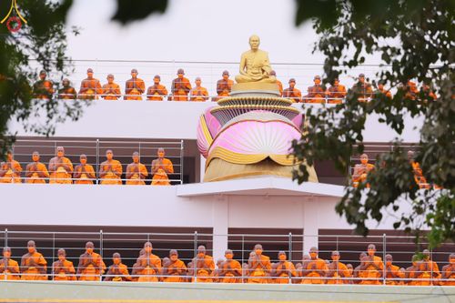 ภาพ No.118976:คณะพุทธบุตรธรรมยาตราร่วมปฏิบัติธรรม และถ่ายภาพหมู่ประวัติศาสตร์ ในโครงการธรรมยาตราฯ ปีที่ 12  วันที่ 25 มกราคม พ.ศ. 2567  ณ อาคารธรรมยาตรา กตัญญูบูชามหาปูชนียาจารย์  ตรงข้ามวัดปากน้ำภาษีเจริญ จ.กรุงเทพมหานคร