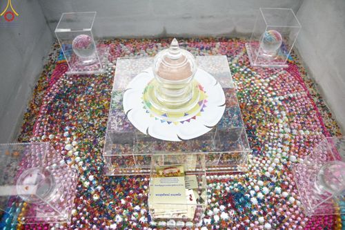 ภาพ No.90938:พิธีวางแผ่นพื้นคอนกรีต บรรจุดวงแก้ว และปฐมรัตนปฐวี ในบ่อมงคลมหาสมบัติ เพื่อสถาปนาอาคาร 80 ปี หลวงพ่อธัมมชโย วันอาทิตย์ที่ 15 ตุลาคม พ.ศ. 2566 ณ ศูนย์ปฎิบัติธรรมวิหารแดง จ.สระบุรี