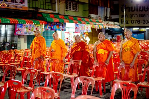 ภาพ No.237325:วันที่ 9-10 สิงหาคม พ.ศ. 2568 การเตรียมงาน เก็บงาน ของเจ้าหน้าที่ทุกสถานะ ในงานมหาสังฆทาน ตักบาตรพระ 10,000 รูป ใจกลางเมืองหาดใหญ่ จ.สงขลา