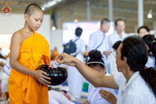 ภาพ No.232006:วันอาทิตย์ที่ 6 กรกฏาคม พ.ศ. 2568 พิธีตักบาตร ข้าวสารอาหารแห้ง  พิธีบูชาข้าวพระ สัมมนาพิเศษราชเหล็ก ณ สภาธรรมกายสากล วัดพระธรรมกาย
