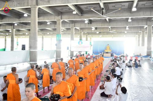 ภาพ No.256653:วันที่ 11 ตุลาคม พ.ศ. 2568 พิธีตักบาตรฉลองพระใหม่  โครงการอุปสมบทบูชาธรรม 141 ปี  พระมงคลเทพมุนี (สด จนฺทโร) ผู้ค้นพบวิชชาธรรมกาย ณ มหาวิหารคด 9 วัดพระธรรมกาย