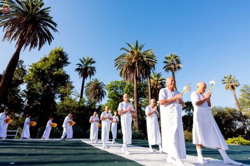 ภาพ No.252223:วันที่ 4-5 ตุลาคม พ.ศ. 2568  วัดพระธรรมกายแคลิฟอร์เนีย ประเทศสหรัฐอเมริกา ได้จัดพิธีตัดปอยผม โดยคณะสงฆ์ ญาติ ๆ และสาธุชน ให้กับนาคธรรมทายาท 8 ท่าน และได้จัดพิธีบรรพชา-อุปสมบท ฉลองพิธีทอดกฐินบรมจักรพรรดิ สร้างอุโบสถ 82 ปี บูชาธรรมหลวงพ่อธัมมชโย