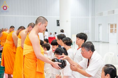 ภาพ No.60762:พิธีตักบาตรพระภิกษุสามเณร ธรรมทายาทระดับอุดมศึกษา วันเสาร์ที่ 20 เมษายน พ.ศ. 2567 ณ ห้องปฎิบัติธรรม ชั้นลอย มหารัตนวิหารคด 13 วัดพระธรรมกาย จ.ปทุมธานี