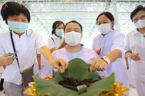 ภาพ No.83558:พิธีตัดปอยผมและปลงผม ในโครงการบรรพชาอุปสมบทหมู่ ธรรมทายาทรุ่นเข้าพรรษา ณ วัดพระธรรมกาย วันอาทิตย์ที่ 16 กรกฎาคม พ.ศ.2566