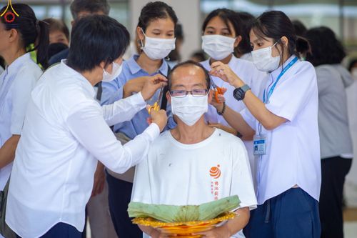 ภาพ No.83230:พิธีตัดปอยผมและปลงผม ในโครงการบรรพชาอุปสมบทหมู่ ธรรมทายาทนานาชาติ (ภาคภาษาจีน) รุ่นที่ 18 ณ วัดพระธรรมกาย วันเสาร์ที่ 8 กรกฎาคม พ.ศ.2566