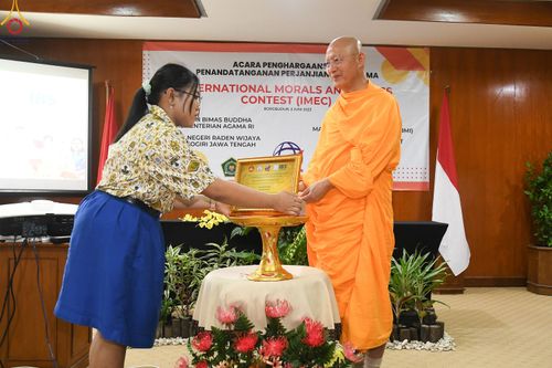 ภาพ No.82199:พิธีมอบรางวัลเกียรติยศและ การลงนามข้อตกลงความร่วมมือ (MOU)  โครงการสอบแข่งขัน  สอบตอบปัญหามงคลชีวิต 38 ประการ  ระหว่างประเทศ ในวันเสาร์ที่ 3 มิ.ย. พ.ศ.2566 ณ ห้องประชุม อวัทธนะ มหาเจดีย์บุโรพุทโธ ประเทศอินโดนีเซีย