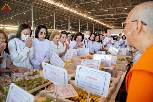 ภาพ No.287332:วันที่ 3 มกราคม พ.ศ.2569 พิธีถวายภัตตาหารเป็นสังฆทาน แด่พระธรรมยาตรา ณ วัดพระธรรมกาย  จังหวัดปทุมธานี ในโครงการธรรมยาตรา กตัญญูบูชา มหาปูชนียาจารย์ พระมงคลเทพมุนี(สด จนฺทสโร) พระผู้ปราบมาร อนุสรณ์สถาน 7 แห่ง ปีที่ 14