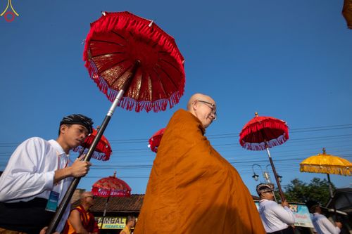 ภาพ No.81962:พิธีจุดวิสาขประทีป 22,000 ดวงและโคมลอย 3,000 ดวง ( Festival  lampion Vesak Indonesia) ณ มหาเจดียบรมพุทโธ อินโดนีเซีย  วันอาทิตย์ที่ 4 มิ.ย. พ.ศ.2566