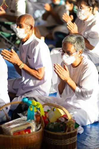 ภาพ No.82951:พิธีตักบาตร ณ บ้านแก้วเรือนทองคุณยายอาจารย์ฯ พิธีบูชาข้าวพระ ณ สภาธรรมกายสากล วัดพระธรรมกาย ในวันอาทิตย์ต้นเดือนที่ 2 ก.ค. พ.ศ.2566