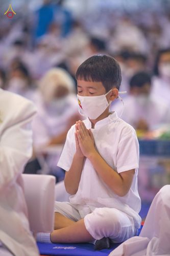 ภาพ No.76813:พิธีตักบาตรข้าวสารอาหารแห้ง  ณ บ้านแก้วเรือนทองคุณยายฯ สภาธรรมกายสากล  วัดพระธรรมกาย จ.ปทุมธานี  ในวันอาทิตย์ต้นเดือนที่ 6 มีนาคม พ.ศ. 2566