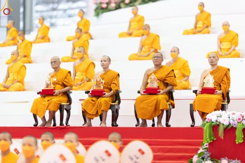 ภาพ No.85243:พิธีมุทิตาสักการะพระภิกษุ ผู้สอบได้เปรียญธรรม ๙ ประโยคระดับโลก, พิธีมอบโล่เกียรติยศและทุนการศึกษา สำนักเรียนบาลีดีเด่นทั่วประเทศ ในวันสมาธิโลก อาทิตย์ที่ 6 สิงหาคม พ.ศ. 2566 ณ สภาธรรมกายสากล วัดพระธรรมกาย