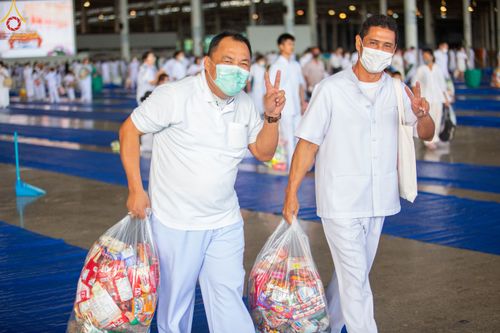 ภาพ No.82992:พิธีตักบาตร ณ บ้านแก้วเรือนทองคุณยายอาจารย์ฯ พิธีบูชาข้าวพระ ณ สภาธรรมกายสากล วัดพระธรรมกาย ในวันอาทิตย์ต้นเดือนที่ 2 ก.ค. พ.ศ.2566