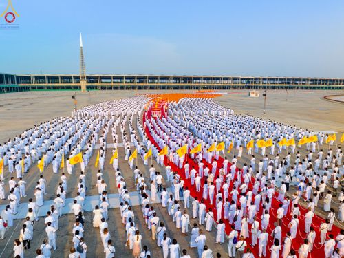 ภาพ No.79142:พิธีอัญเชิญองค์พระบรมพุทธเจ้า 24 องค์ เวียนประทักษิณรอบพระมหาธรรมกายเจดีย์ ณ วัดพระธรรมกาย  วันที่ 2 เมษายน พ.ศ. 2566