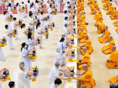 ภาพ No.84504:พิธีถวายผ้าอาบน้ำฝนและประทีปโคมไฟ ในวันอาสาฬหบูชา ณ ห้องแก้วสารพัดนึก 1 วัดพระธรรมกาย วันอังคารที่ 1 สิงหาคม พ.ศ. 2566