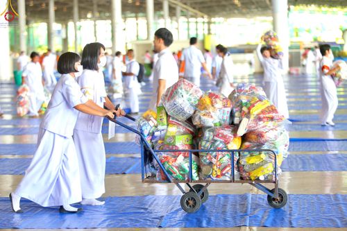ภาพ No.81523:พิธีตักบาตร ข้าวสารอาหารแห้ง และพิธีบูชาข้าวพระ ณ สภาธรรมกายสากล วัดพระธรรมกาย วันเสาร์ที่ 3 มิถุนายน 2566
