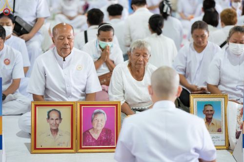 ภาพ No.84113:พิธีเวียนประทักษิณ พิธีวันทาเจดีย์ พิธีขอขมา และมอบผ้าไตร  ในโครงการบรรพชาอุปสมบทหมู่ธรรมทายาทรุ่นเข้าพรรษา และโครงการบรรพชาสามเณรโรงเรียนนานาชาติ รุ่นที่12 ในวันเสาร์ที่ 22 กรกฎาคม พ.ศ. 2566