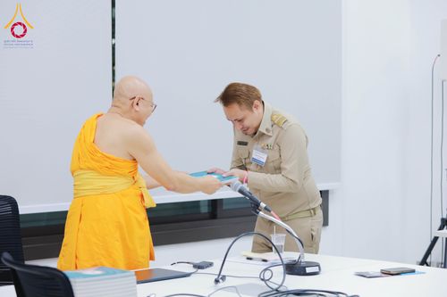 ภาพ No.311594:วันจันทร์ที่ 23 กุมภาพันธ์ พ.ศ. 2569 เปิดโลกทัศน์ผู้บริหารสถานศึกษายุคใหม่ เรียนรู้ต้นแบบการพัฒนาคนผ่านพลัง “บวร–V-Star” ผู้เข้ารับการพัฒนาตามโครงการ สพฐ. ศึกษาดูงานวัดพระธรรมกาย เสริมภาวะผู้นำคุณธรรมสู่การบริหารโรงเรียนอย่างยั่งยืน ณ อาคาร 100 ปี คุณยาย