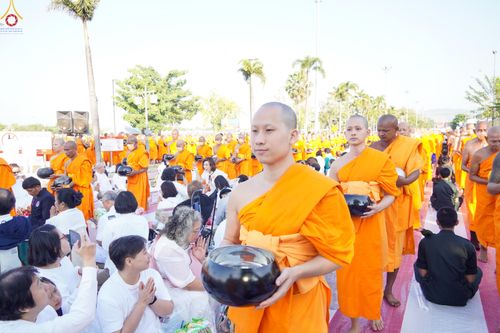 ภาพ No.282692:วันเสาร์ที่ 20 ธันวาคม พ.ศ.2568 พิธีตักบาตรพระ 10,000 รูป (ชุด 2) เนื่องในโอกาส 194 ปี จังหวัดกาญจนบุรี และอุทิศส่วนกุศลให้แด่บรรพชนทั้งหลาย บริเวณถนนสองแคว (Skywalk) เมืองกาญจนบุรี